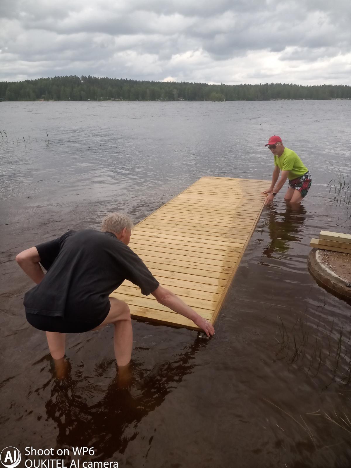Laiturin asentaminen paikoilleen